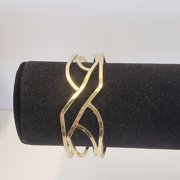 Unique Elegant Gold tone Cuff Bracelet - Picture 2 of 6